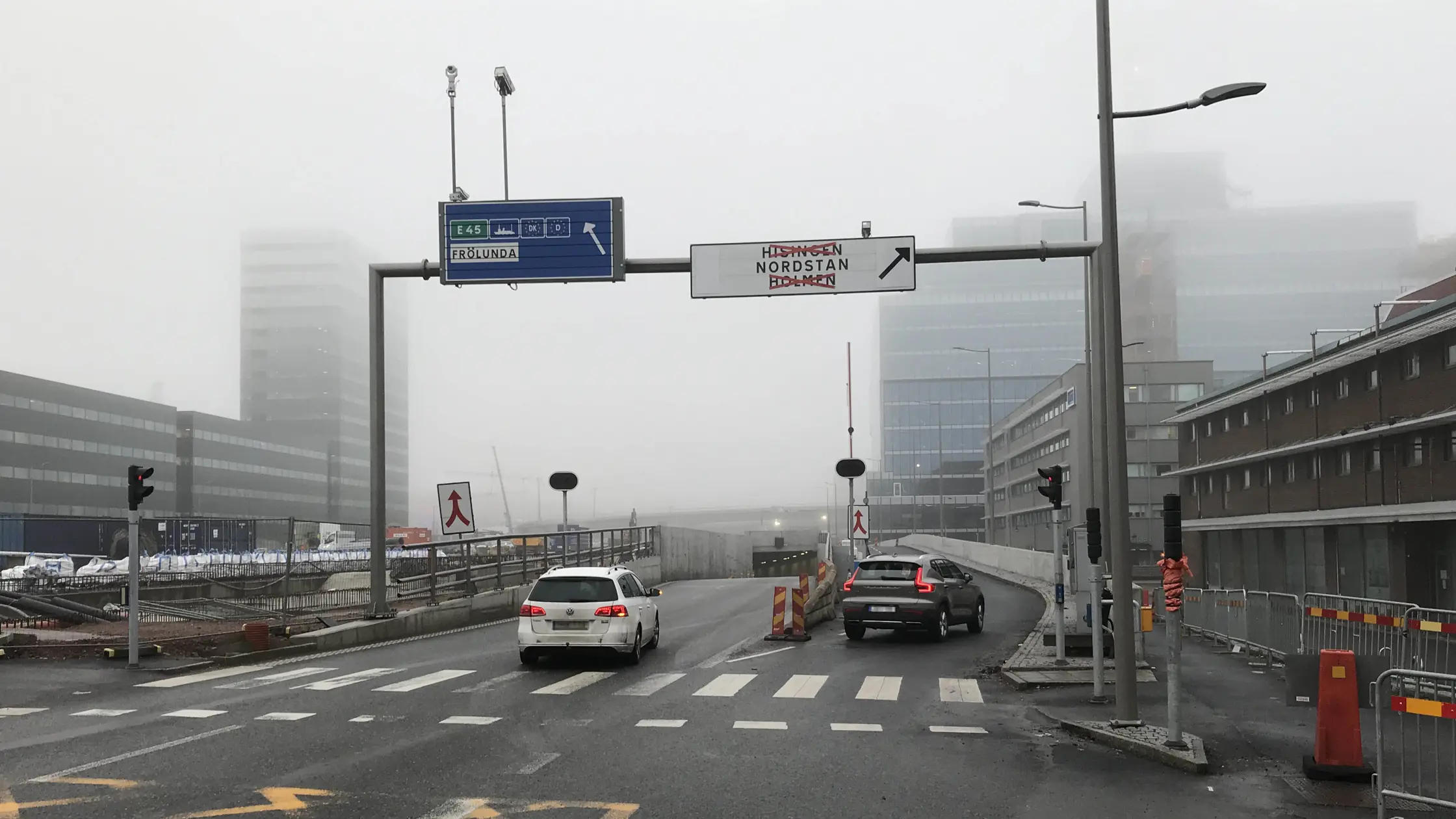 Bil till höger kör till den nya delen av Norra Sjöfarten som går mot Nordstan, bil till vänster kör mot Götatunneln.