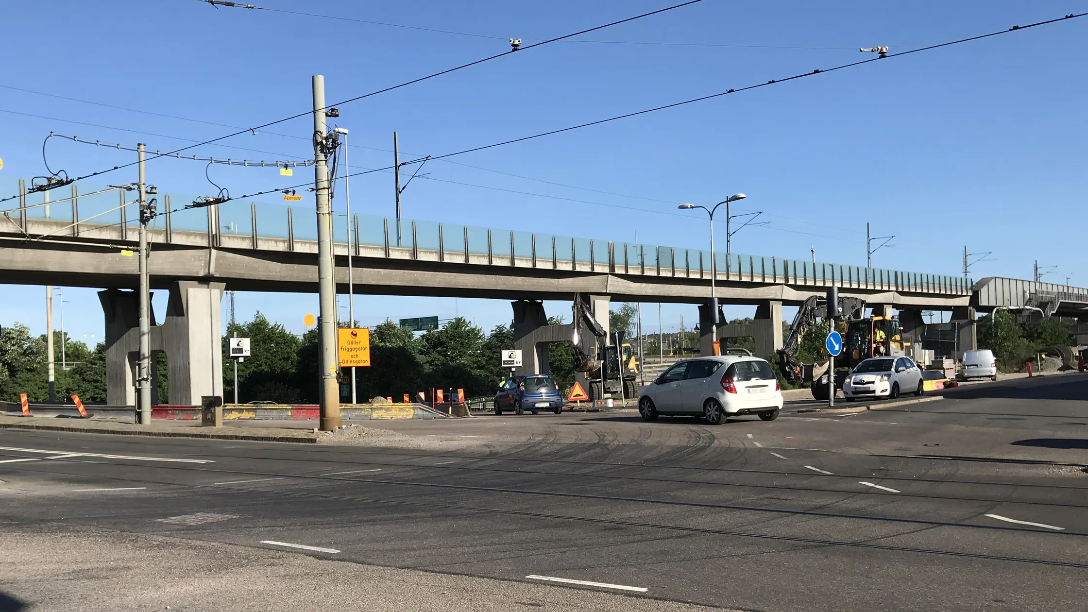 Personbilar syns köra in på påfarten från Olskroksmotet till E6 norrut. 