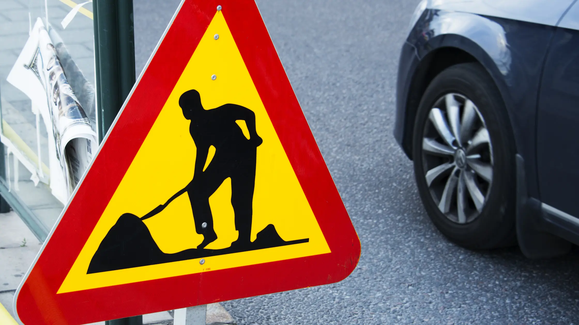 en skylt som visar ett pågående vägarbete