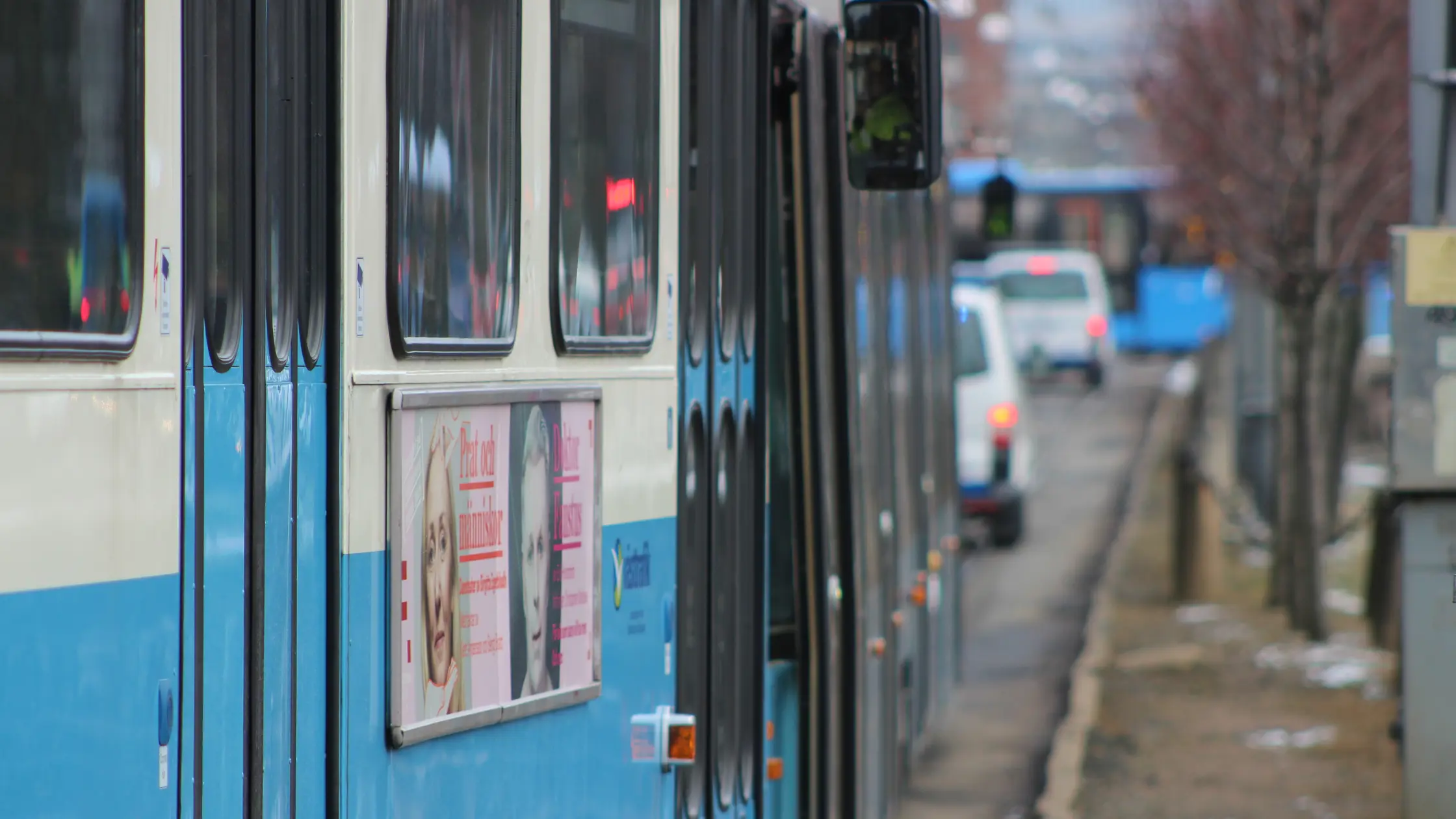 En körande spårvagn och i bakgrunden syns personbilar suddigt.