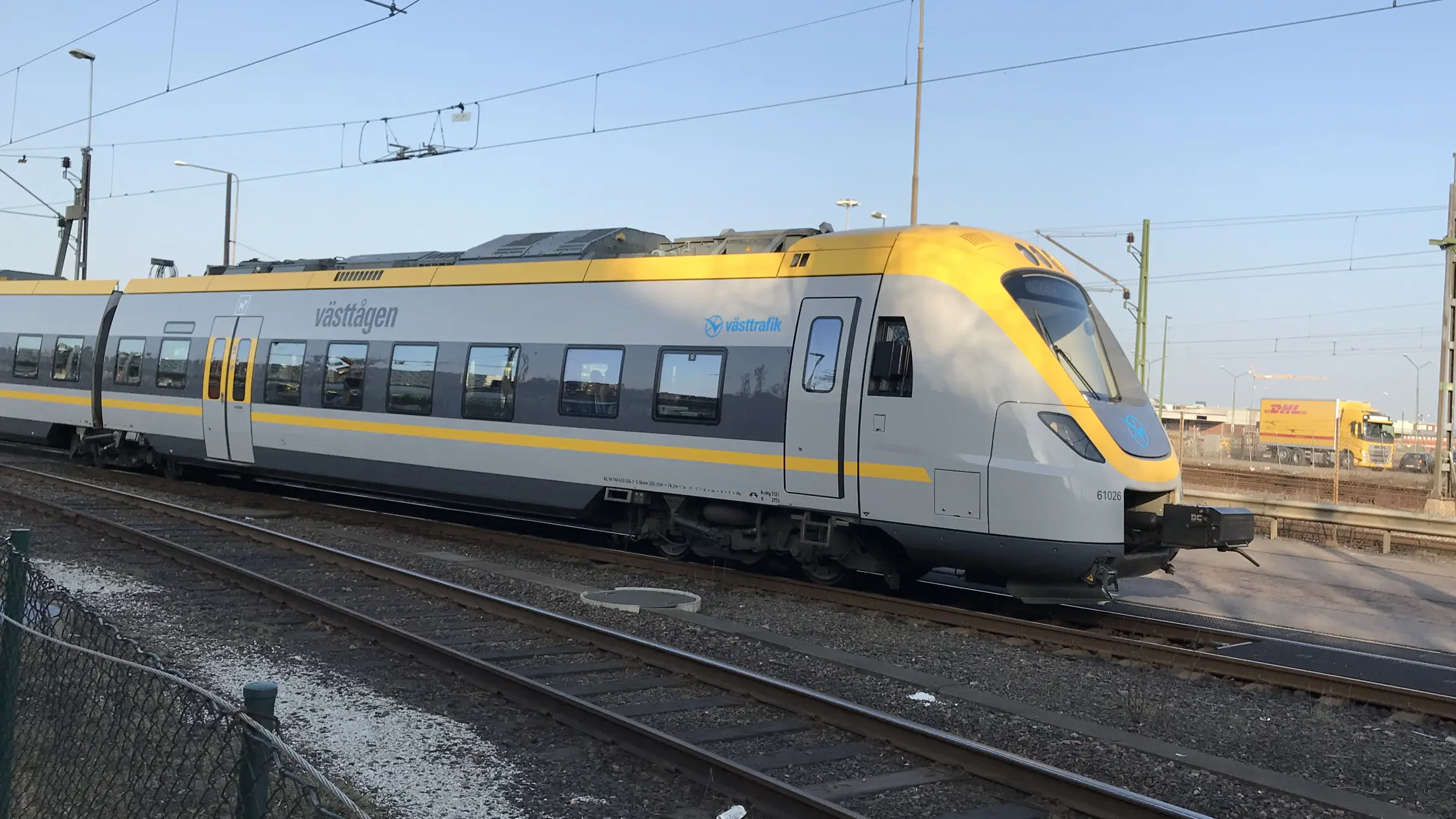 Ett Västtåg kör i farten.
