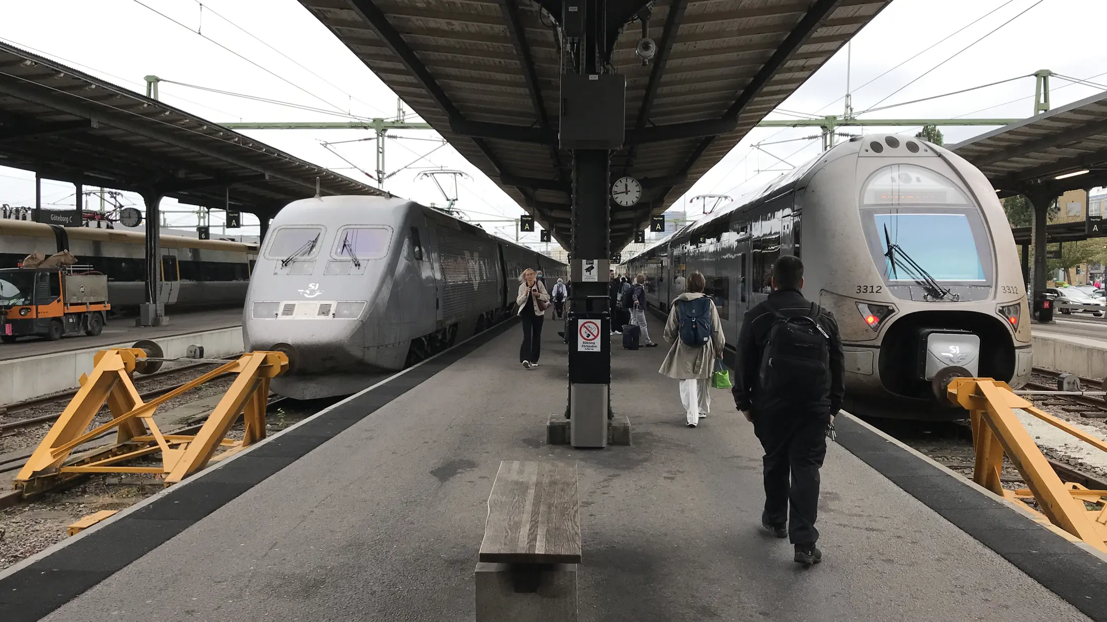Tågpassagerare på väg till eller från tåg på Göteborgs Centralstation.