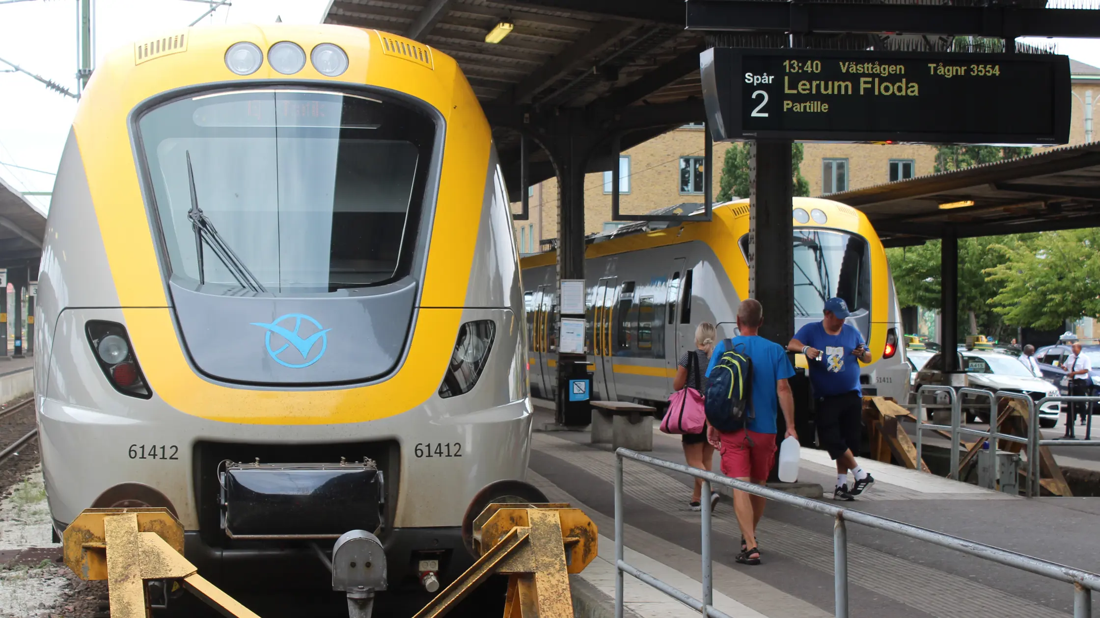 Västtåg står på Göteborg C. Resenärer syns på perrongen höger om tåget. 