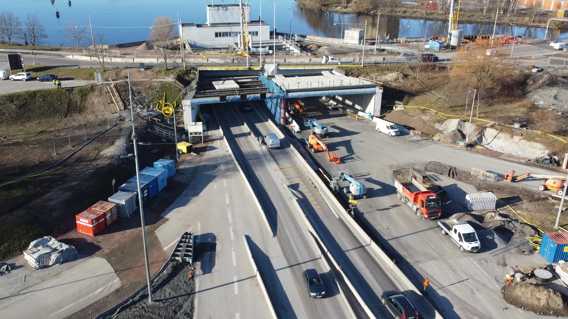 Bilar kör in och ut från Tingstadstunneln vid mynningen på fastlandet.