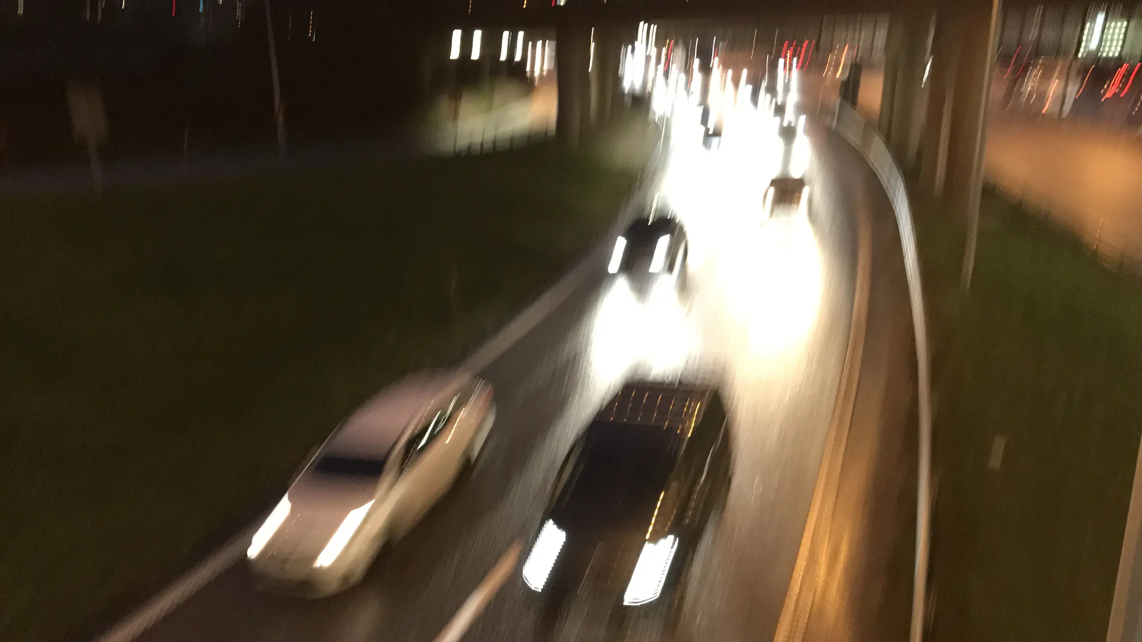 Bilar på motorväg nattetid. 