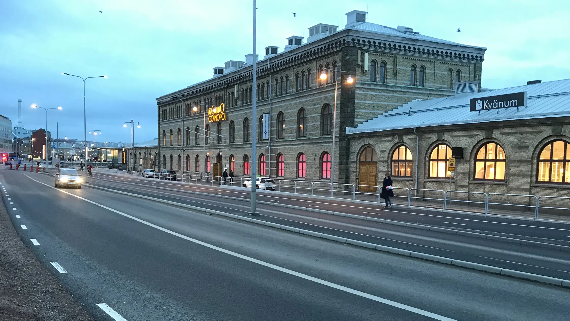 Bil kör på Operagatan, till höger syns Casino Cosmopol.
