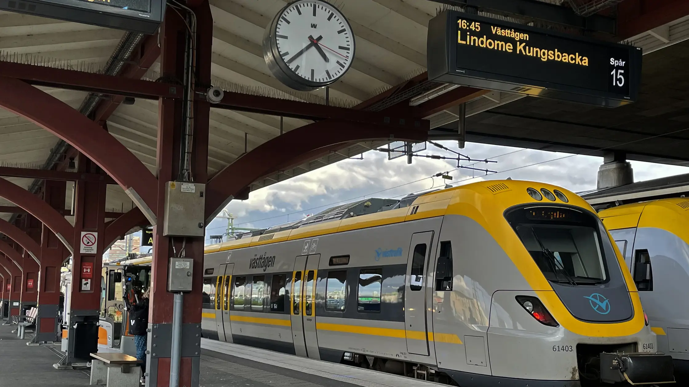Ett Västtåg står på en av perrongerna på Göteborg C. En avgångsskylt där det står Lindome Kungsbacka syns överst i bild.