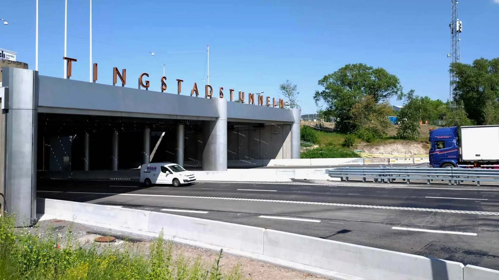 trafik som kör genom tingstadstunneln som har öppnat båda rören efter renoveringen
